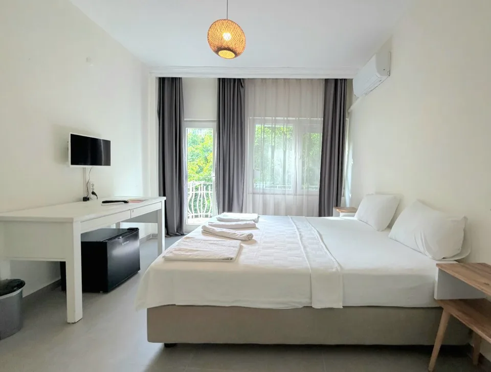 Standard Room with Double Bed and Balcony at a Hotel in the Center of Kaş — photo 2