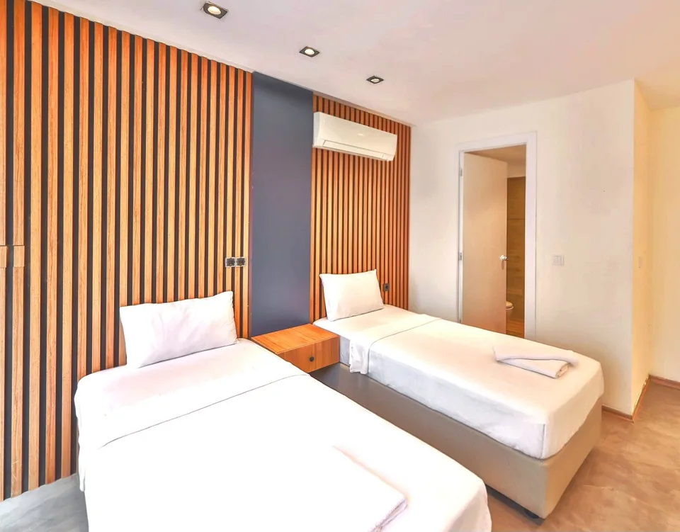 Double (two separate single beds) Balcony Deluxe Room in the Center of Kaş Hotel — photo 3