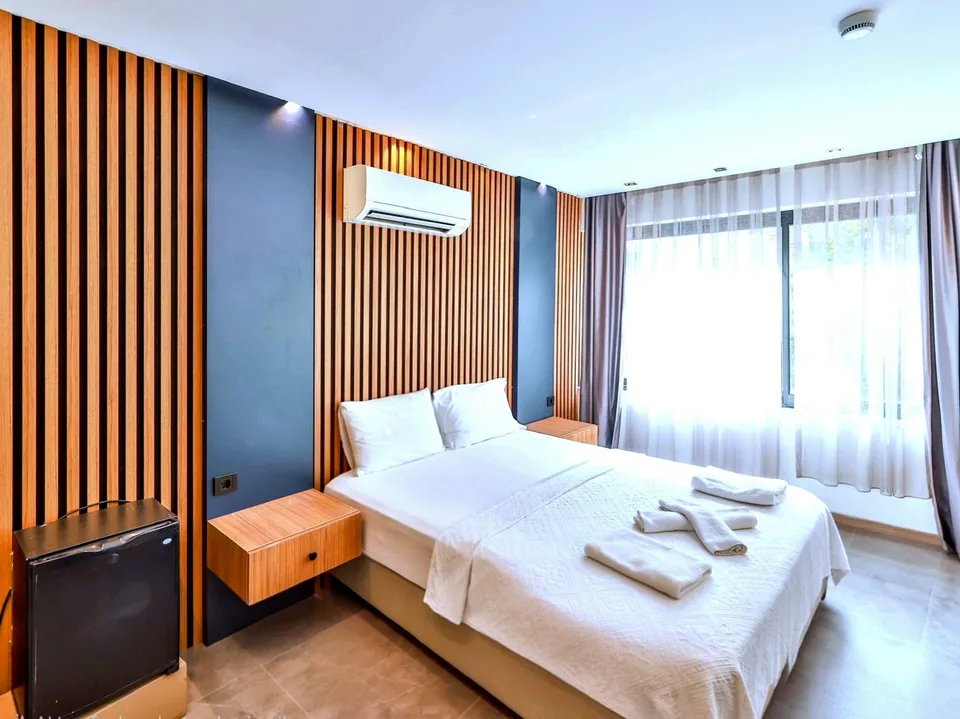 Double (king size bed) Balcony Deluxe Room in the Center of Kaş Hotel — photo 3