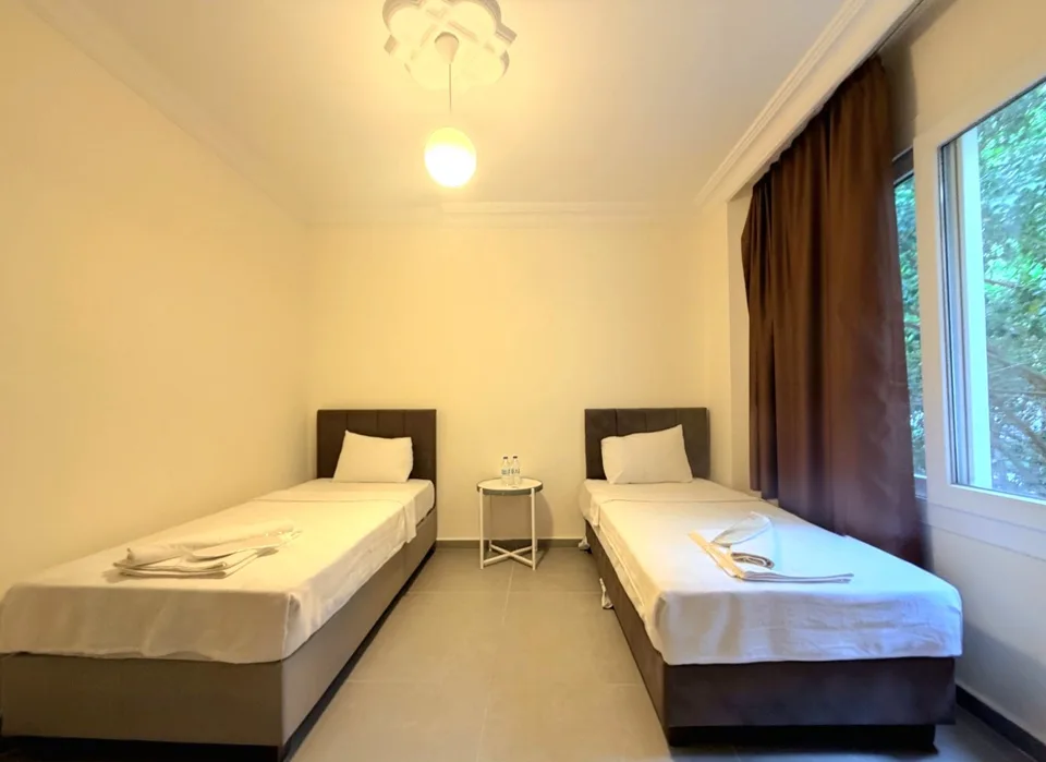 Standard room with tween occupancy (two single beds) in the hotel in the center of Kaş — photo 2
