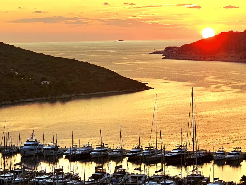 Standard double room with balcony and sea view in the hotel in the center of Kaş — photo 10