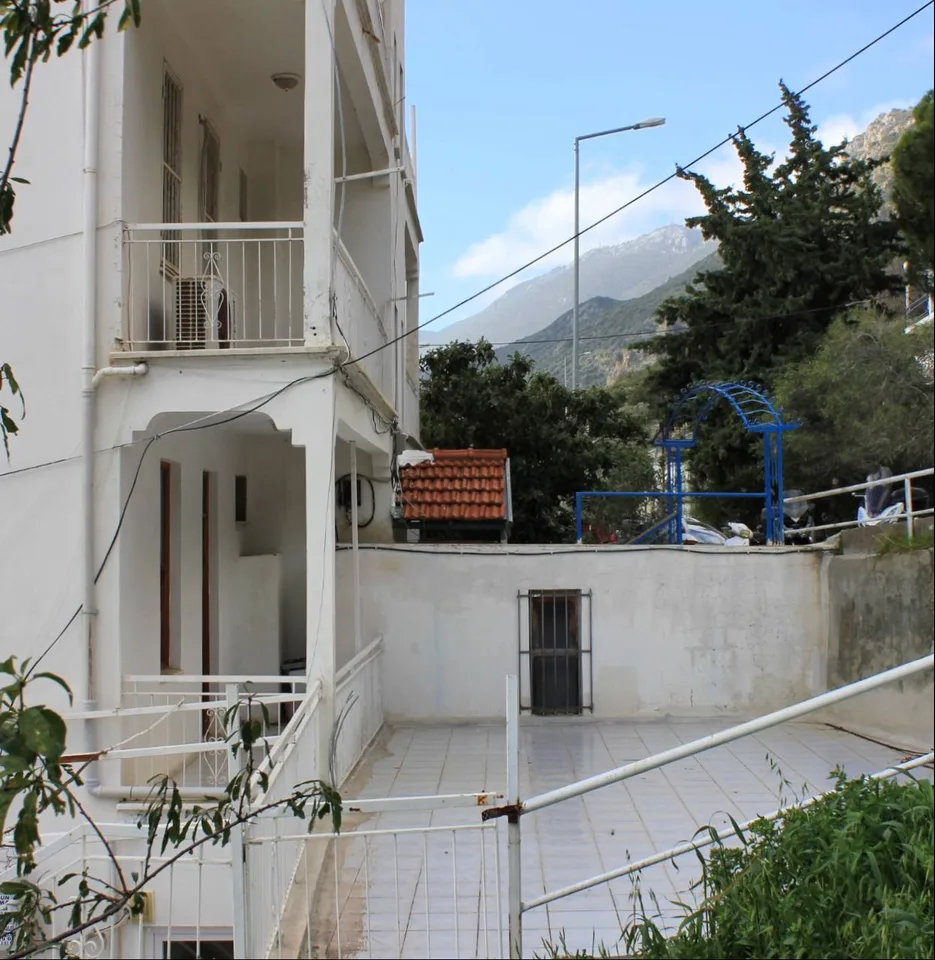 Dağ manzaralı 4 odalı ortak yaşam alanında yaratıcı oda · Kas — fotoğraf 8