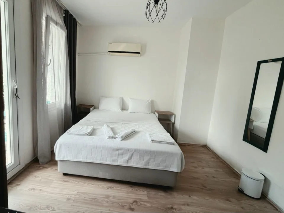 Standard double room with balcony and sea view in the hotel in the center of Kaş — photo 3