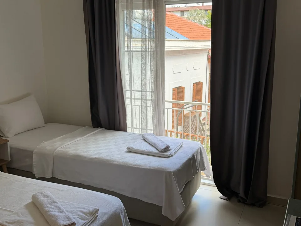Standard double room (two single beds) in the hotel in the center of Kaş — photo 4