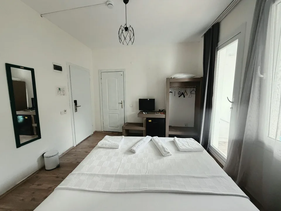Standard double room with balcony and sea view in the hotel in the center of Kaş — photo 2