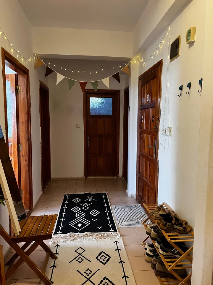 Dağ manzaralı 4 odalı ortak yaşam alanında yaratıcı oda · Kas — fotoğraf 9
