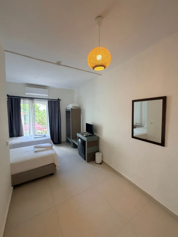Standard double room (two single beds) in the hotel in the center of Kaş — photo 2