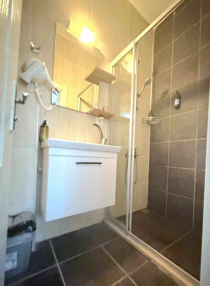 Standard double room (two single beds) in the hotel in the center of Kaş — photo 3