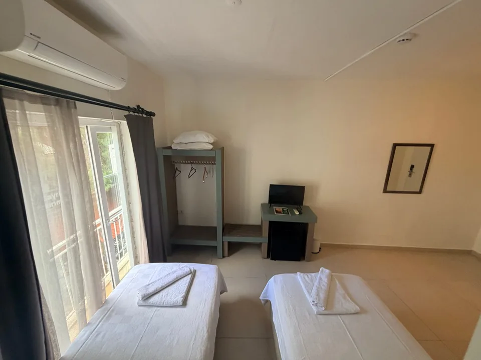 Standard double room (two single beds) in the hotel in the center of Kaş — photo 3