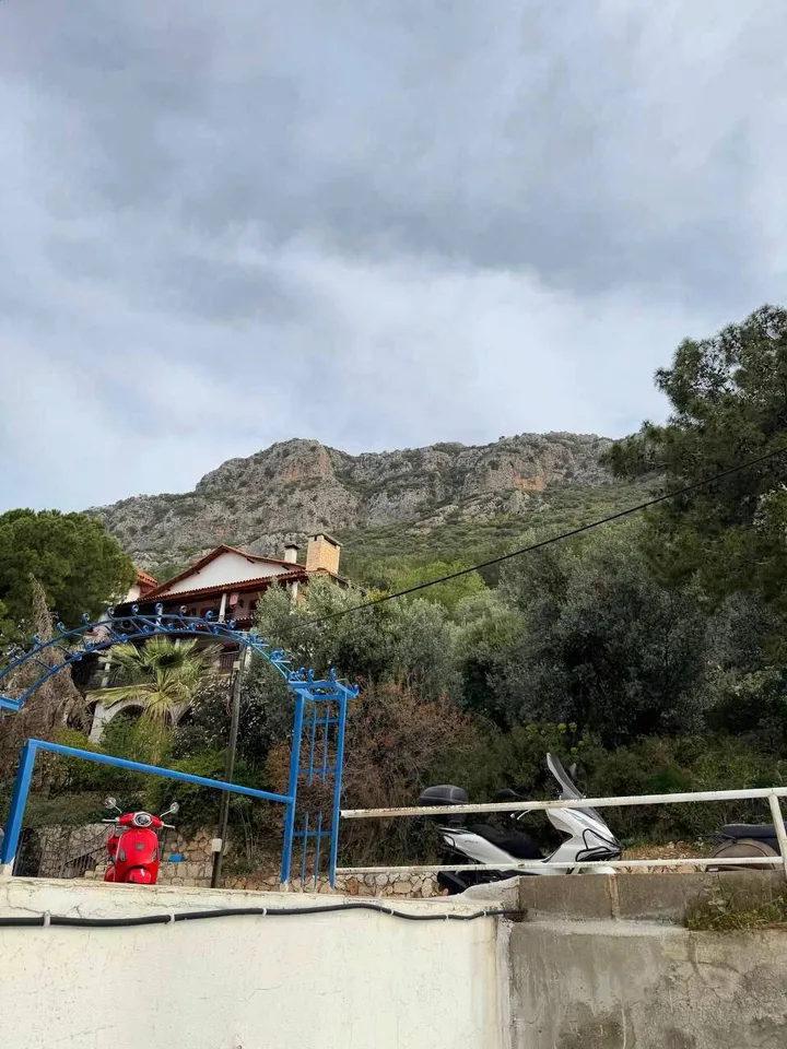 Dağ manzaralı 4 odalı ortak yaşam alanında yaratıcı oda · Kas — fotoğraf 7