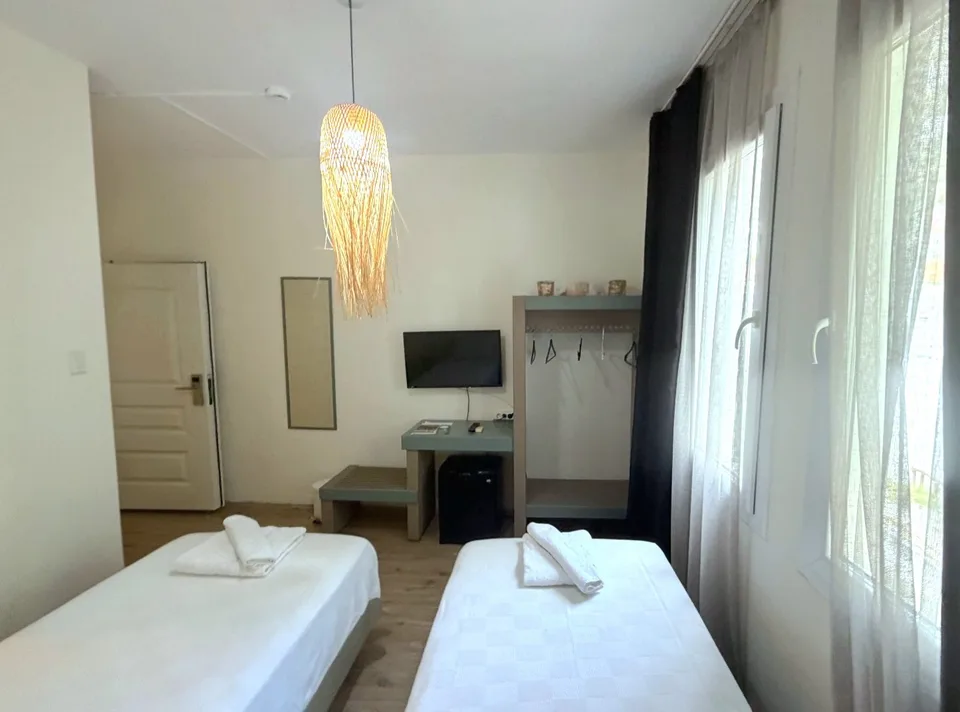 Standard double room (two single beds) in the hotel in the center of Kaş — photo 2