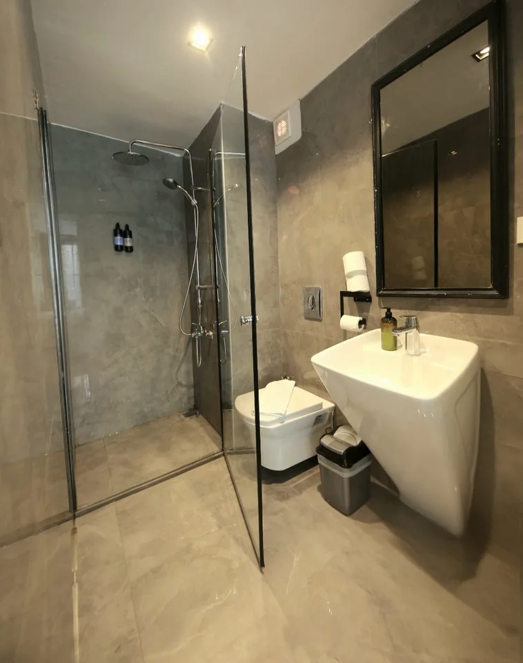 Double (king size bed) Balcony Deluxe Room in the Center of Kaş Hotel — photo 4